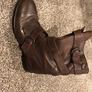 Born boot with two buckles and inside zipper